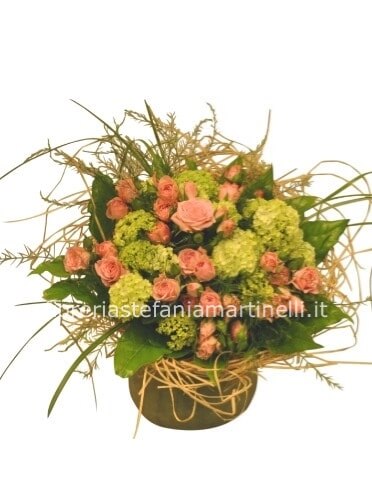 Cestino con rose e fiori di stagione