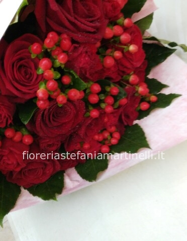 Bouquet  di 9 rose rosse e hiperico 