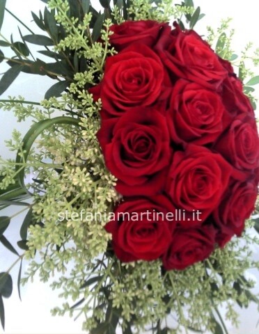 Bouquet di 30 rose rosse compatto 