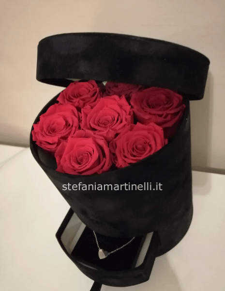 Box in velluto con 7 rose stabilizzate 